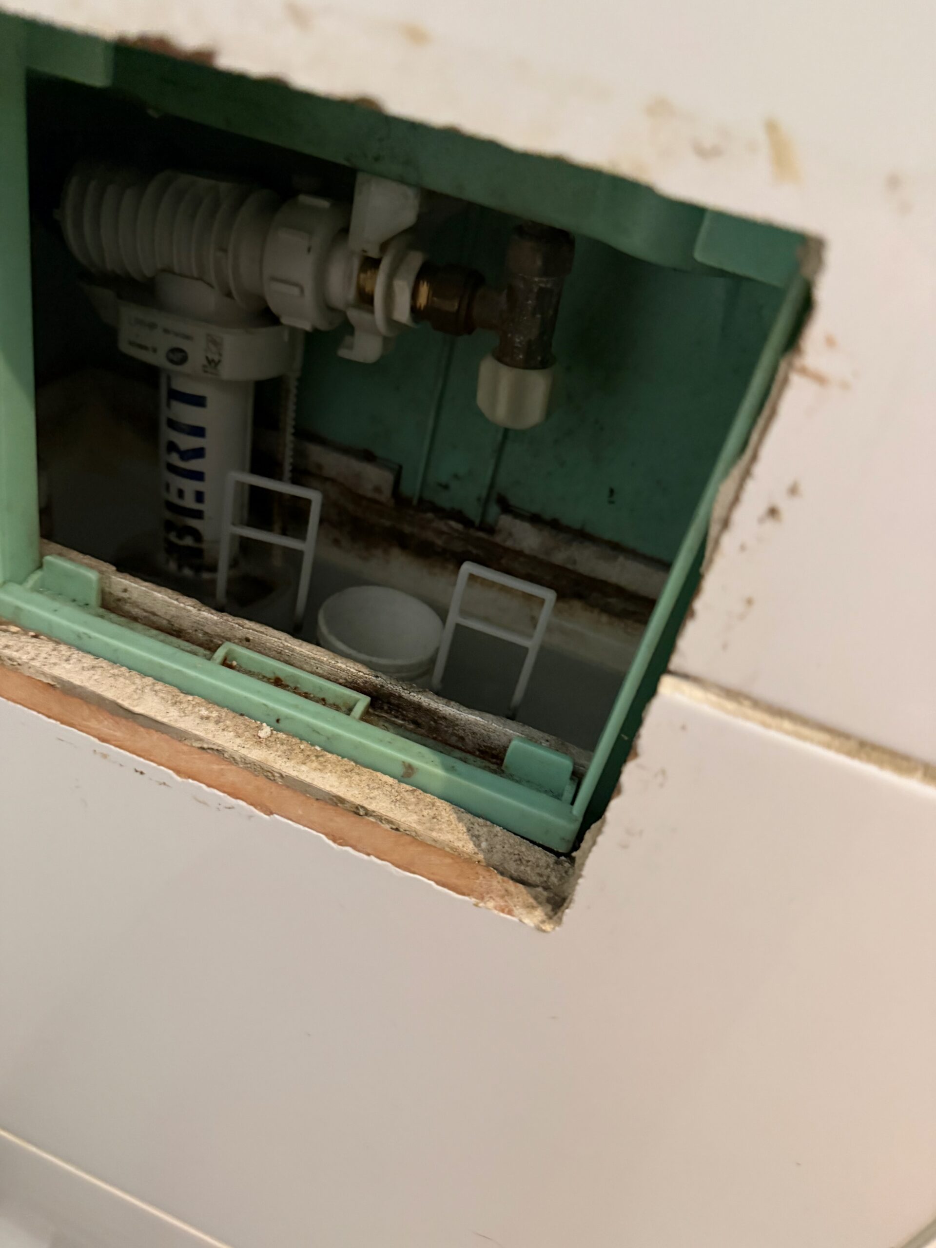 Mécanisme intérieur de chasse d'eau d'un WC suspendu, vue à l'intérieur du bâti-support