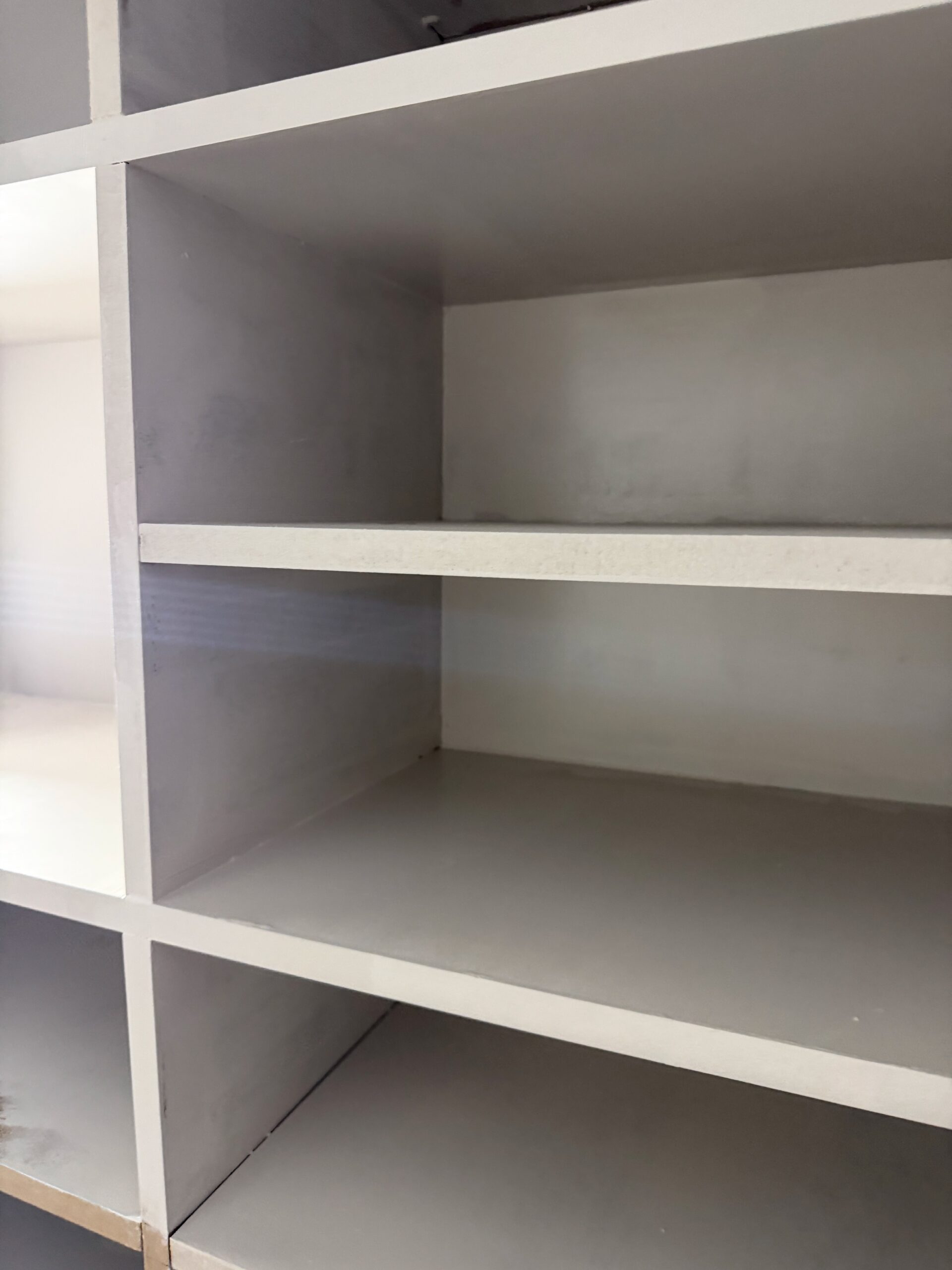 Ajout d'étagères en medium dans un placard à portes coulissantes