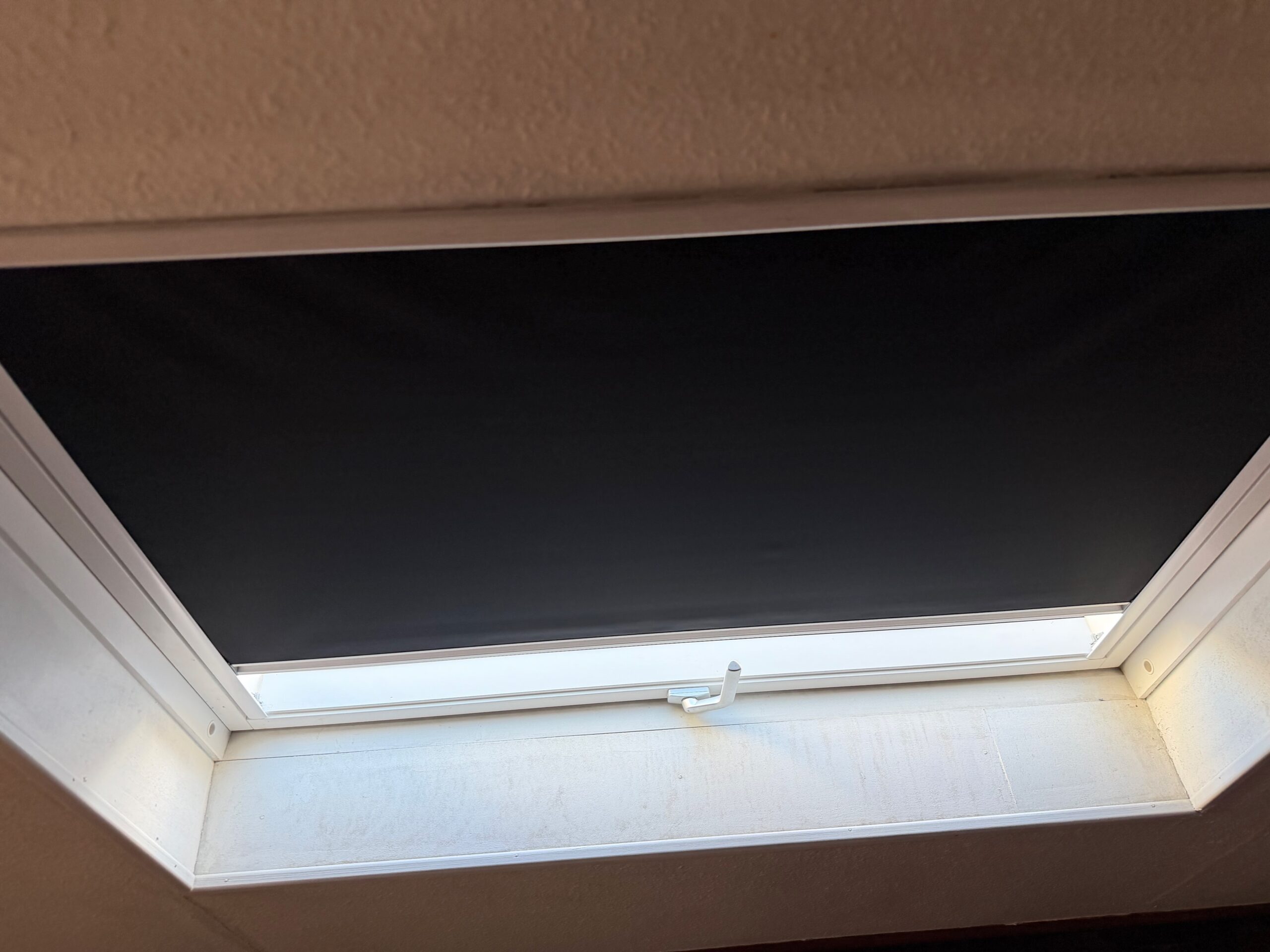Remplacement d'un store occultant Velux cassé