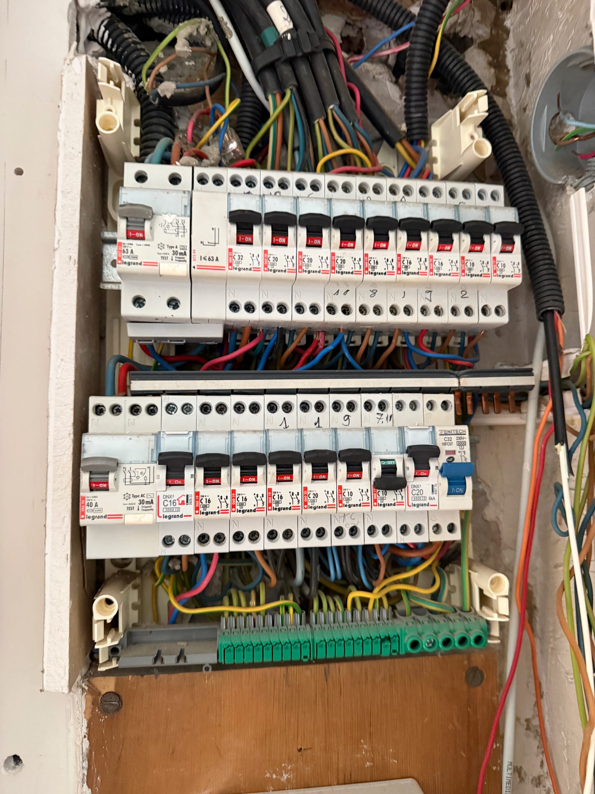 Tableau électrique avec disjoncteurs Legrand et Zenitech, contrôlé lors de la recherche de panne.