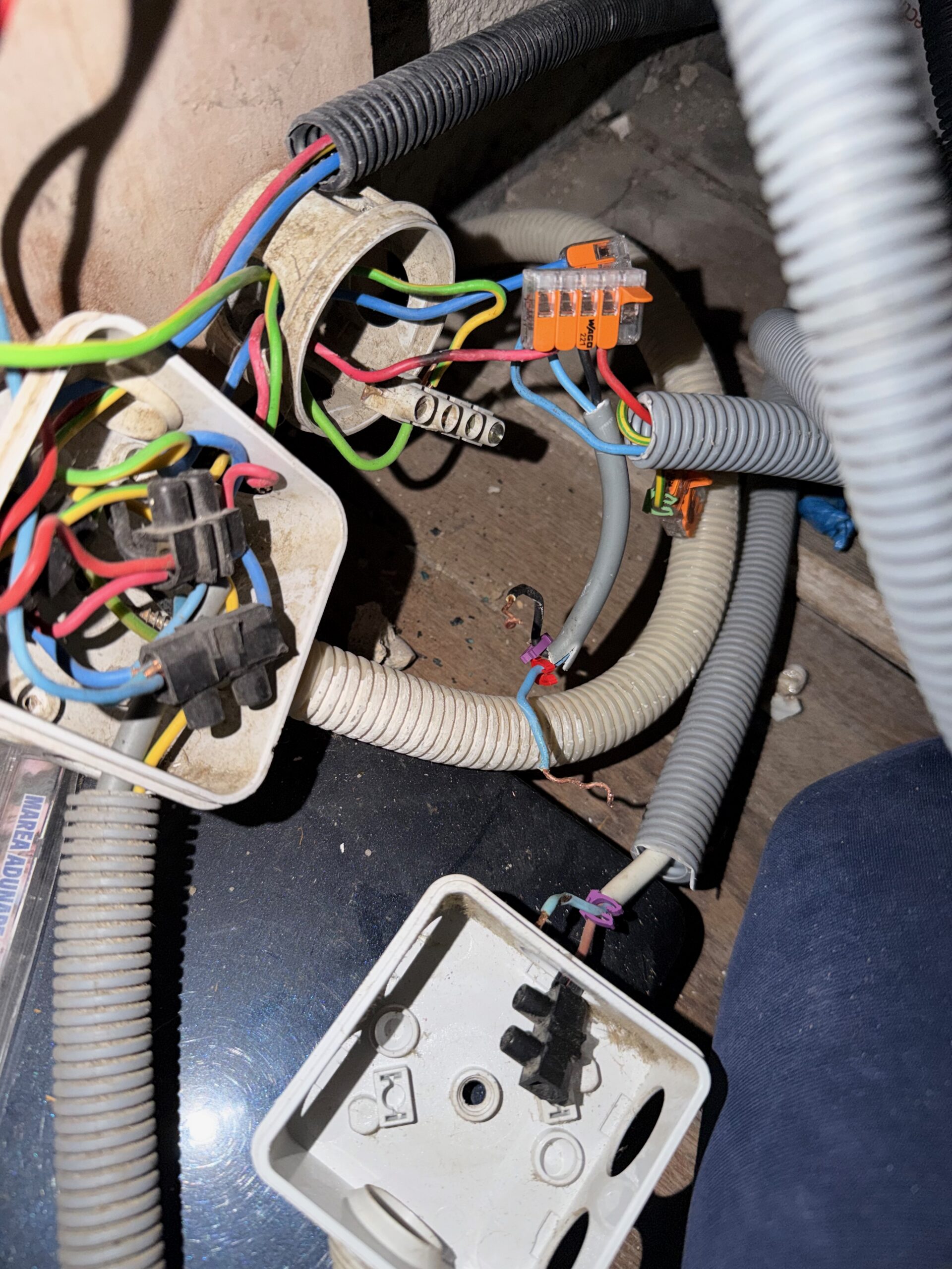 Recherche de panne électrique : boîtier de dérivation arraché dans la sous-pente