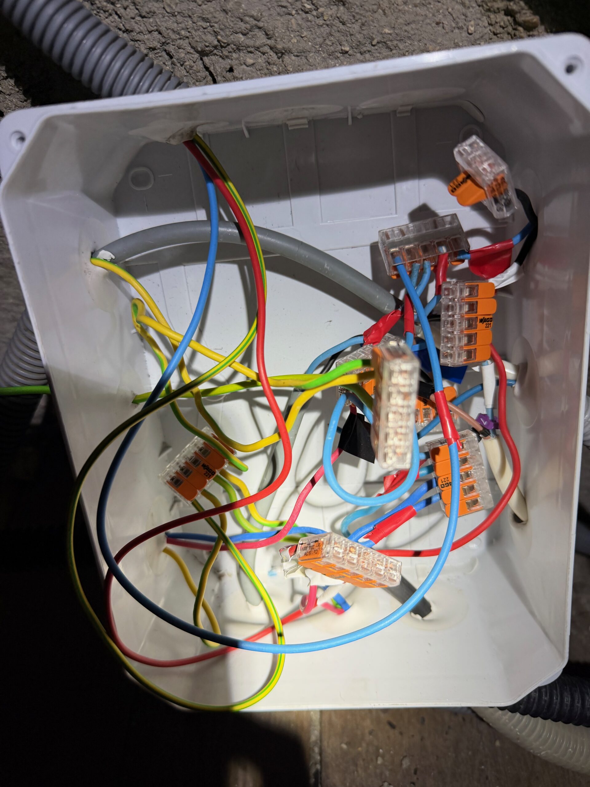 Boîtier de dérivation électrique avec de nombreux connecteurs Wago reliant l'ensemble des circuits.