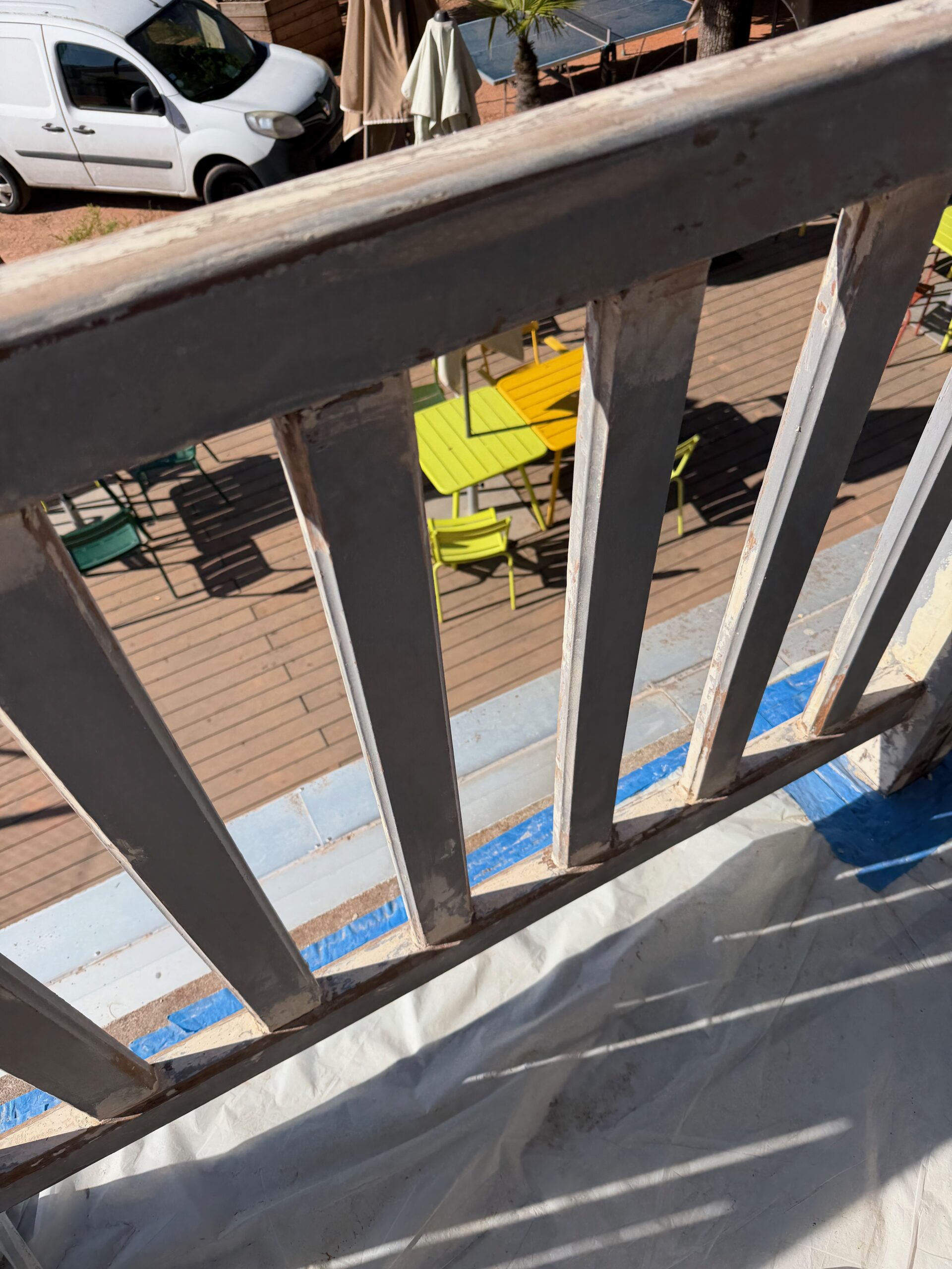 Balustrade en bois vue de face et de dessus pendant les travaux de restauration, club de tennis Saint-Mandé