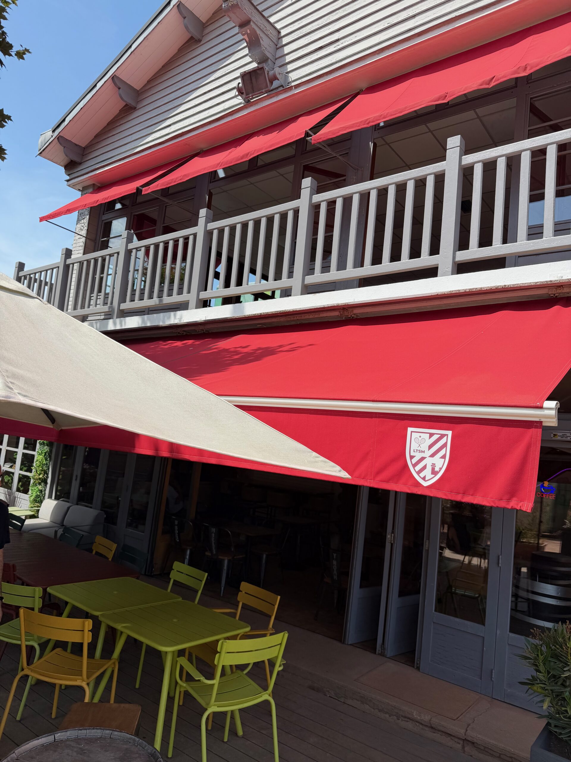 Balustrade bois – vue après restauration et nettoyage store banne