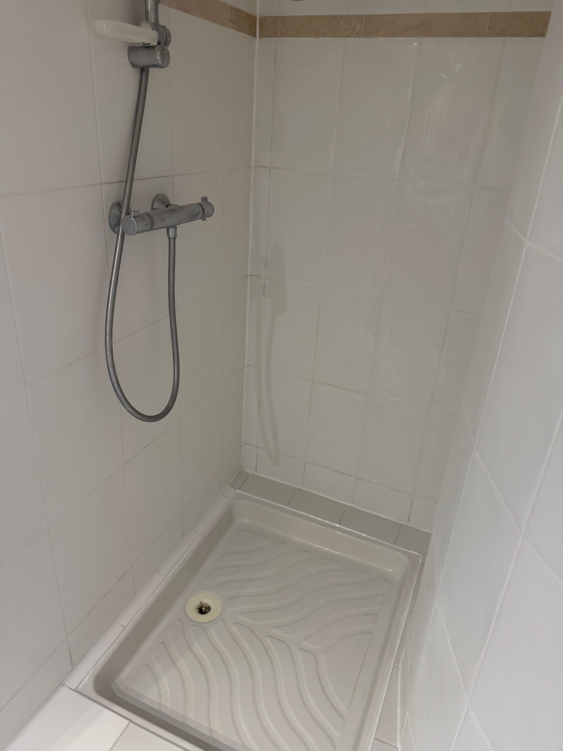 Douche après réfection des joints de carrelage et du joint silicone du bac