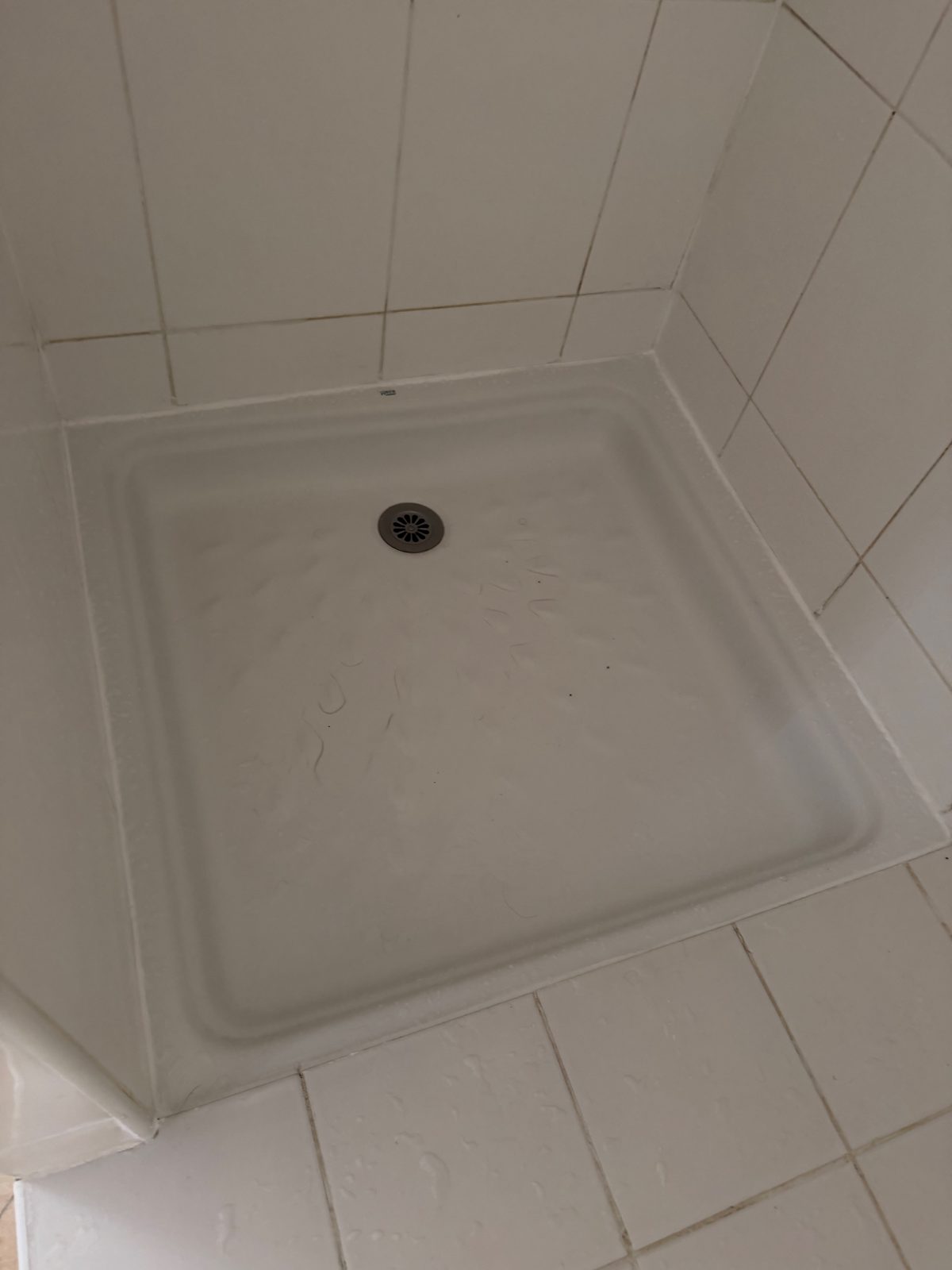 Douche 1 après intervention : joint silicone neuf autour du bac