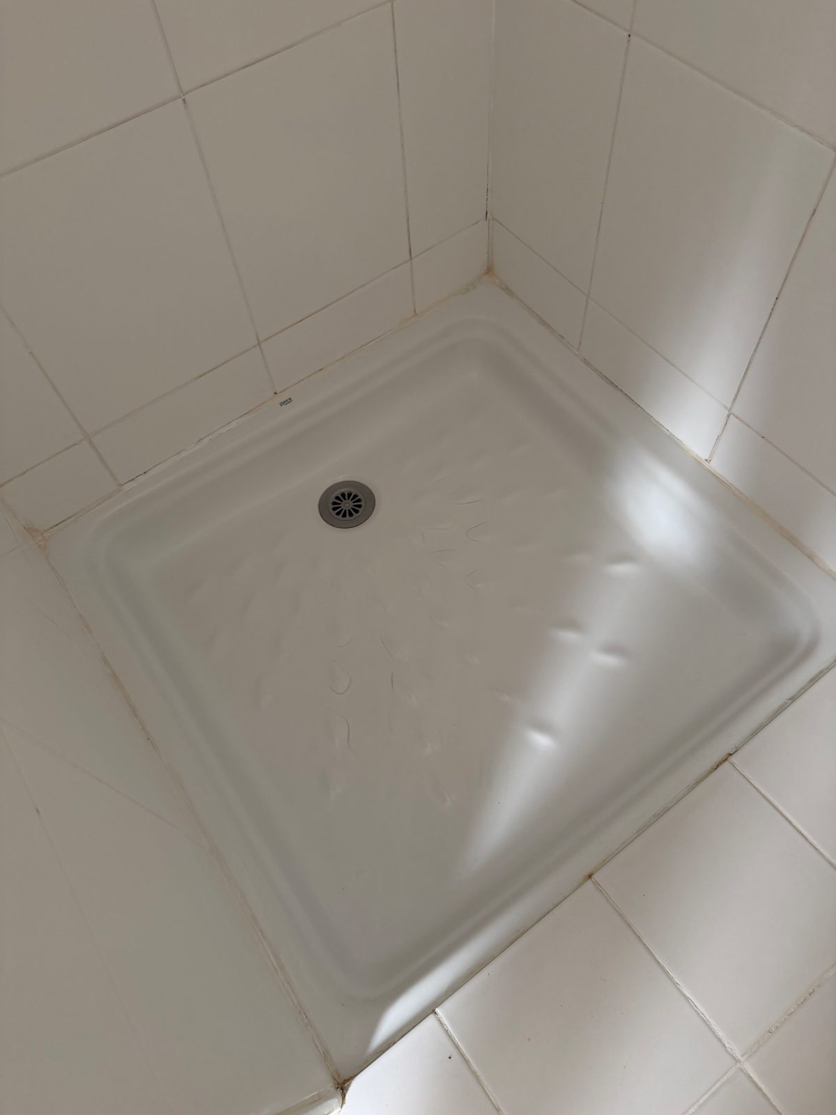 Douche 1 avant intervention : joint silicone abîmé dans l'angle du bac