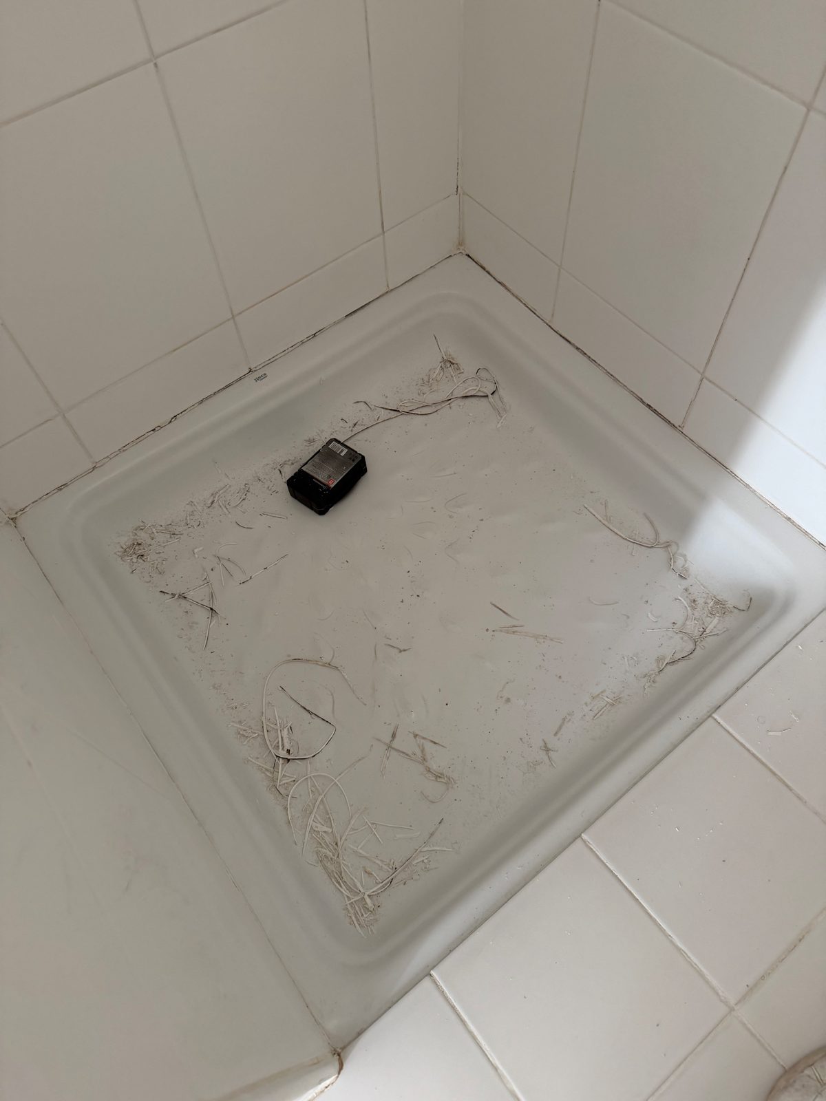 Douche 1 pendant l'intervention : retrait de l'ancien joint silicone